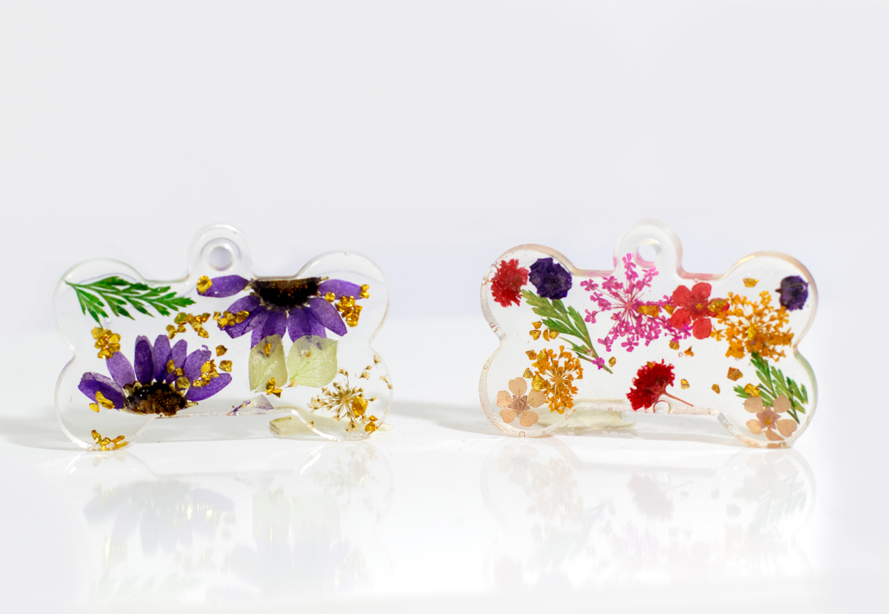 Chapa identificativa con forma de hueso para mascotas modelo flores - Imagen 3