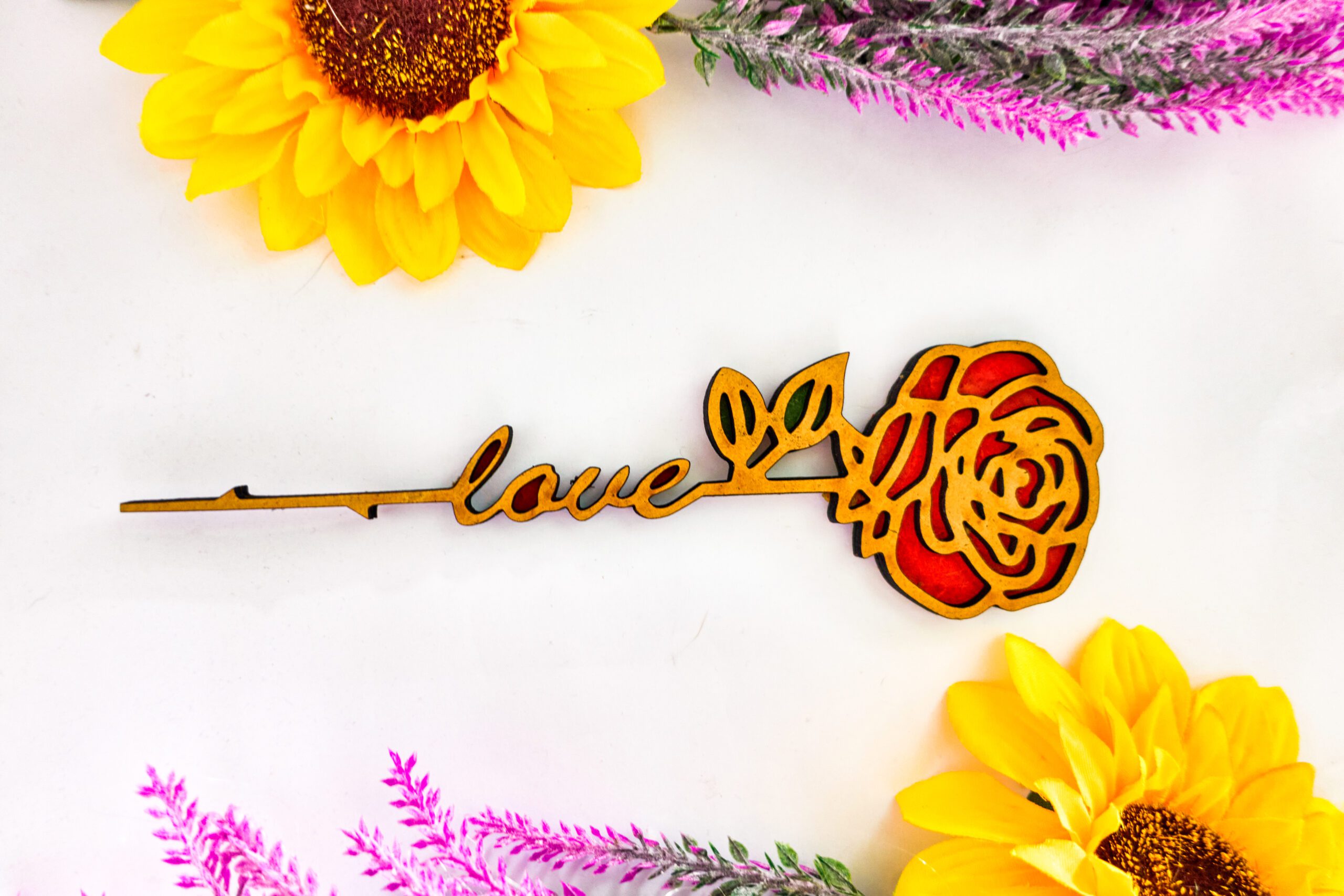 Rosa de madera LOVE + NOMBRE. Detalle de madera con forma de rosa. - Imagen 2