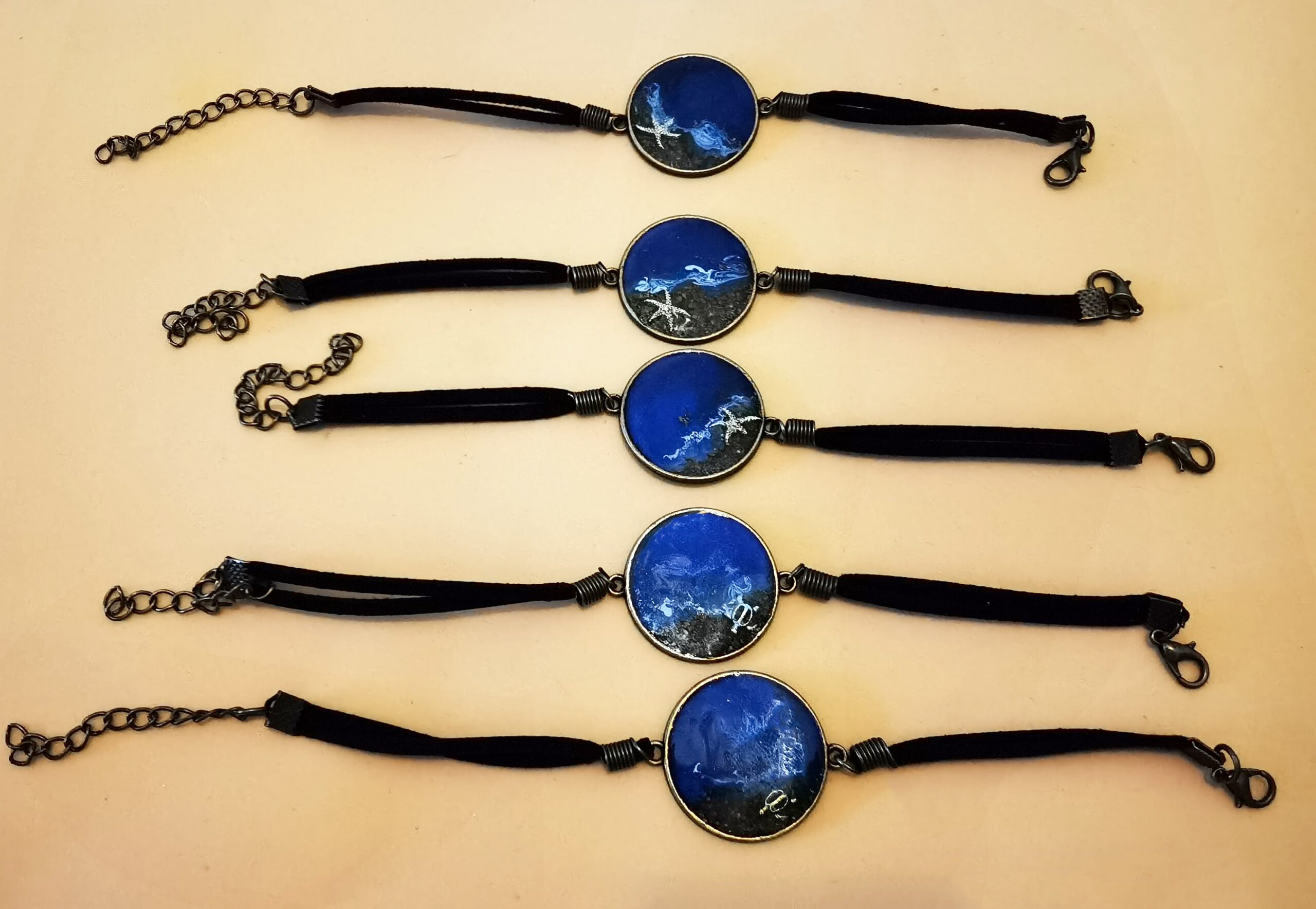 Pulsera con cuero negro estilo playero