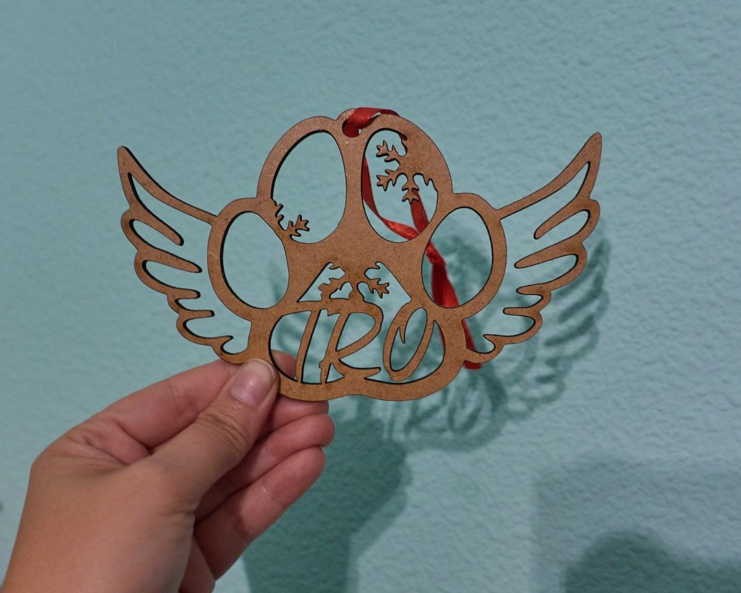 Bola decorativa huella con alas y nombre personalizado - Imagen 2