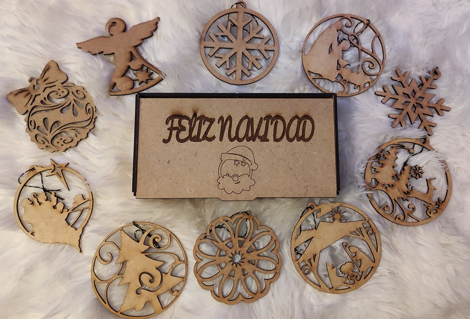 Caja con Bolas navideñas variadas