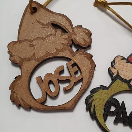Decoración navideña de madera Grinch personalizada - Imagen 3