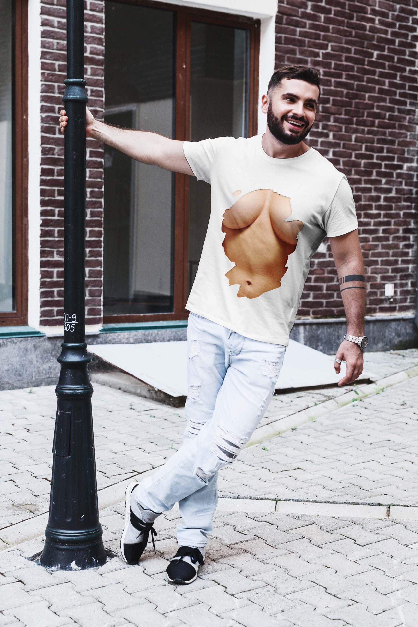 Camiseta para despedida de soltero simulando un escotazo