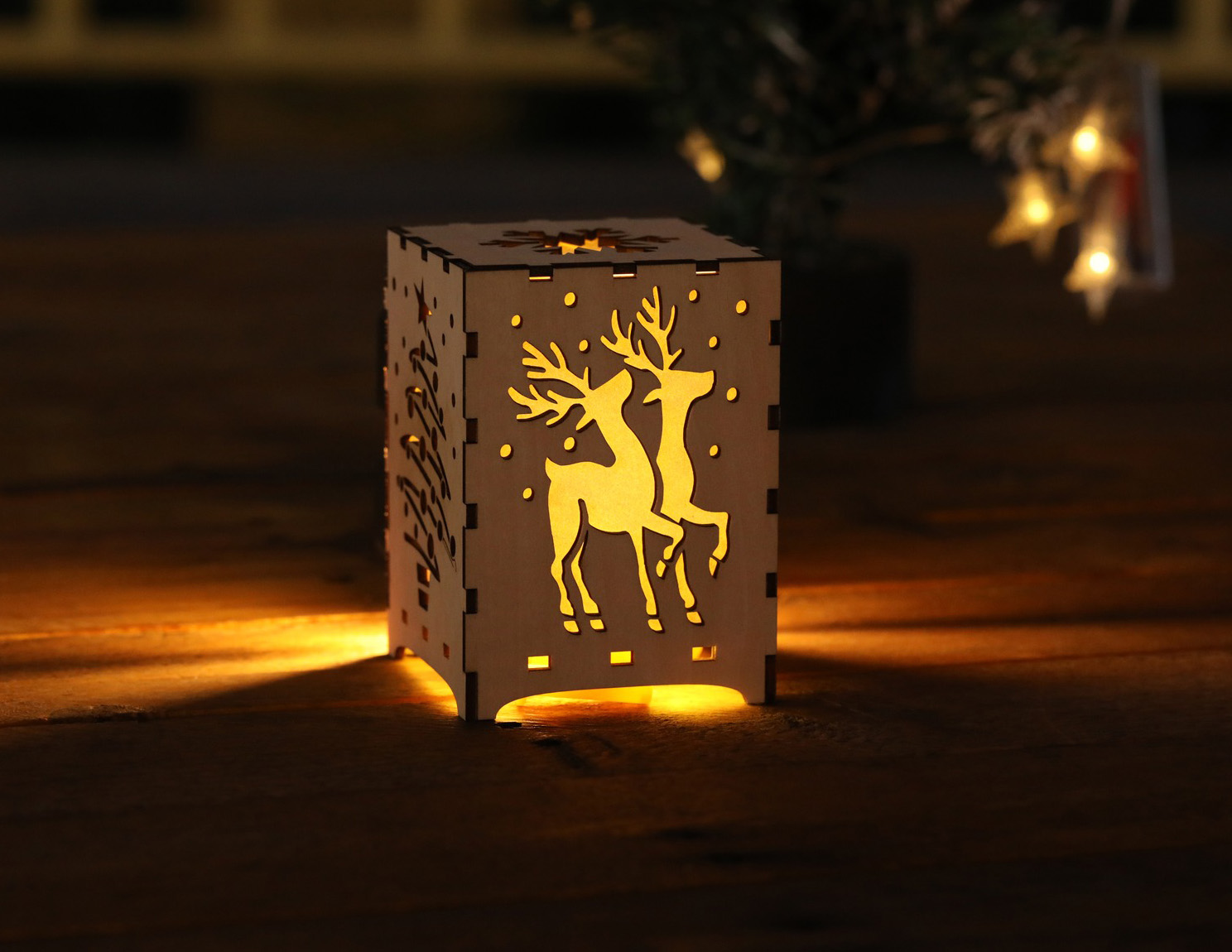 Juego de 2 portavelas de madera con tallado navideño - Imagen 2