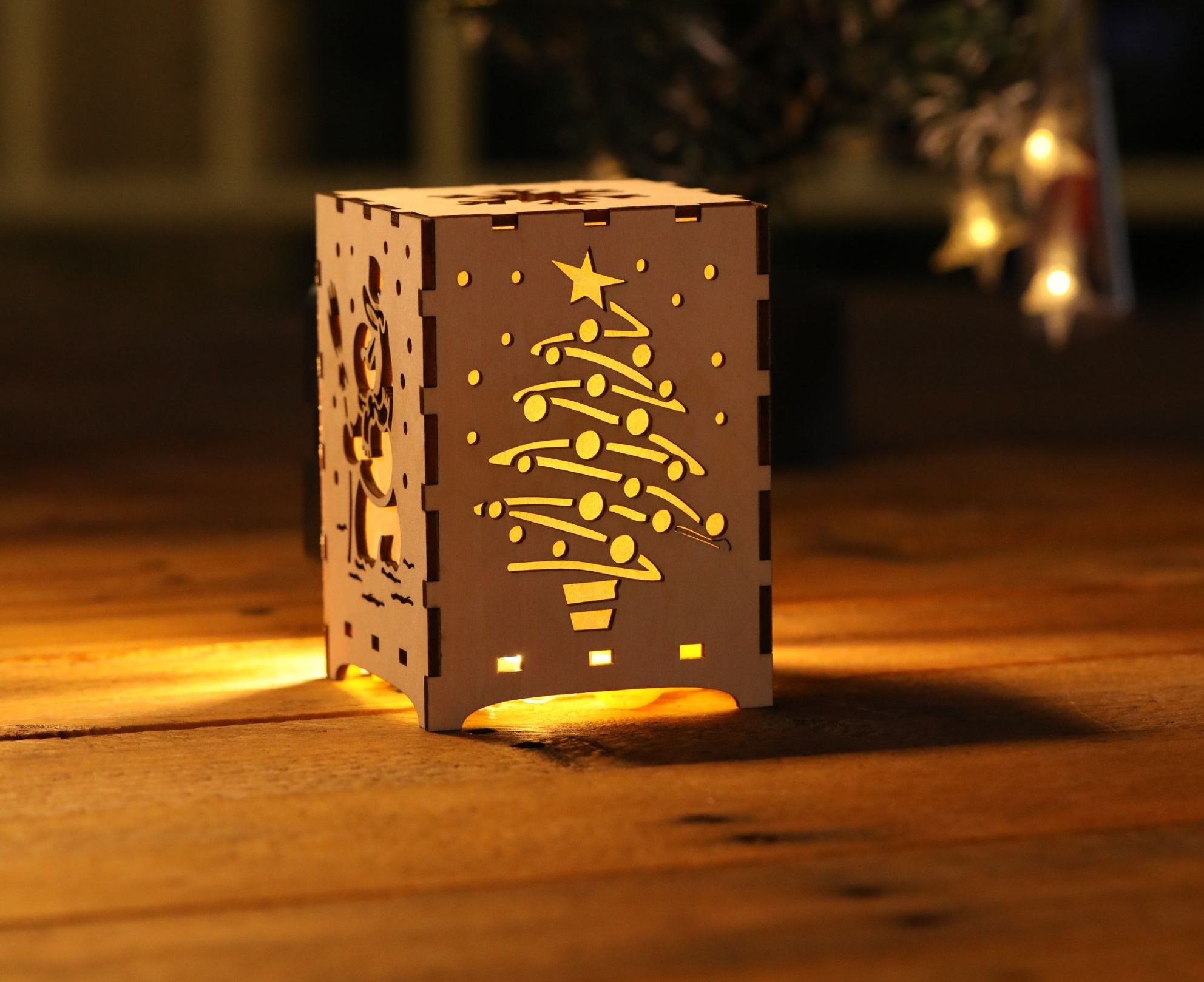 Juego de 2 portavelas de madera con tallado navideño