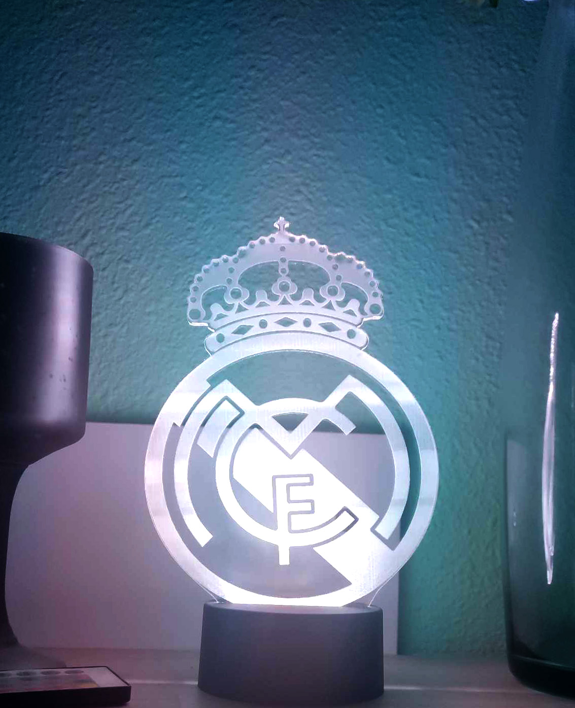 Lámpara 3D en Acrílico con Diseño del Escudo del Real Madrid ⚽🌟 - Imagen 3
