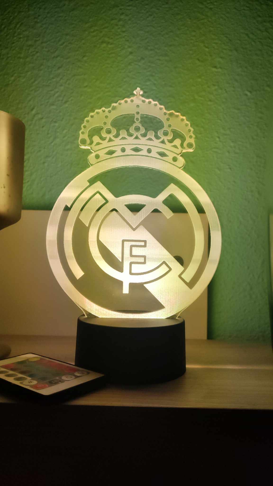 Lámpara 3D en Acrílico con Diseño del Escudo del Real Madrid ⚽🌟