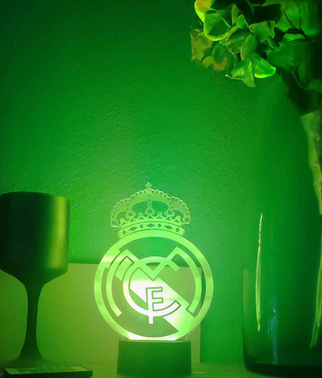 Lámpara 3D en Acrílico con Diseño del Escudo del Real Madrid ⚽🌟 - Imagen 4