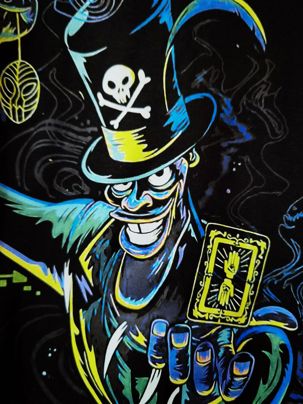 ¡Sumérgete en el misterio del bayou con nuestra Camiseta Vibrante del Brujo de "Tiana y el Sapo"! 🐸🔮 - Imagen 2