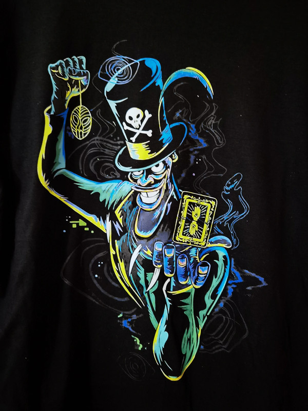 ¡Sumérgete en el misterio del bayou con nuestra Camiseta Vibrante del Brujo de "Tiana y el Sapo"! 🐸🔮 - Imagen 3