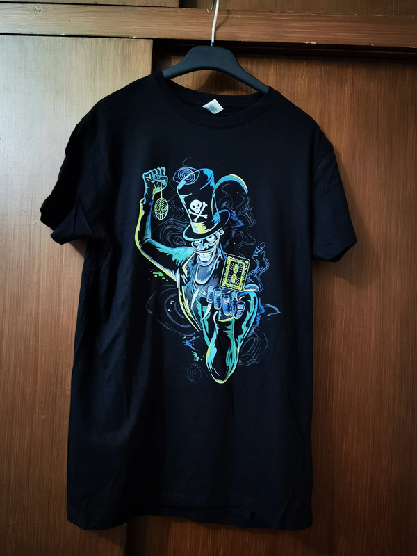 ¡Sumérgete en el misterio del bayou con nuestra Camiseta Vibrante del Brujo de "Tiana y el Sapo"! 🐸🔮