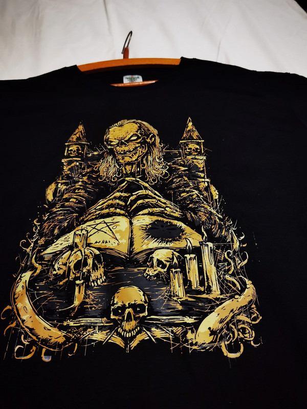 ¡Revive la nostalgia del Guardian de la Cripta con nuestra Camiseta Retro! 💀📺 - Imagen 3