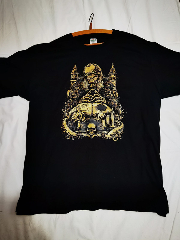 ¡Revive la nostalgia del Guardian de la Cripta con nuestra Camiseta Retro! 💀📺