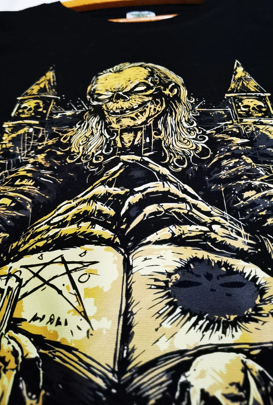 ¡Revive la nostalgia del Guardian de la Cripta con nuestra Camiseta Retro! 💀📺 - Imagen 2